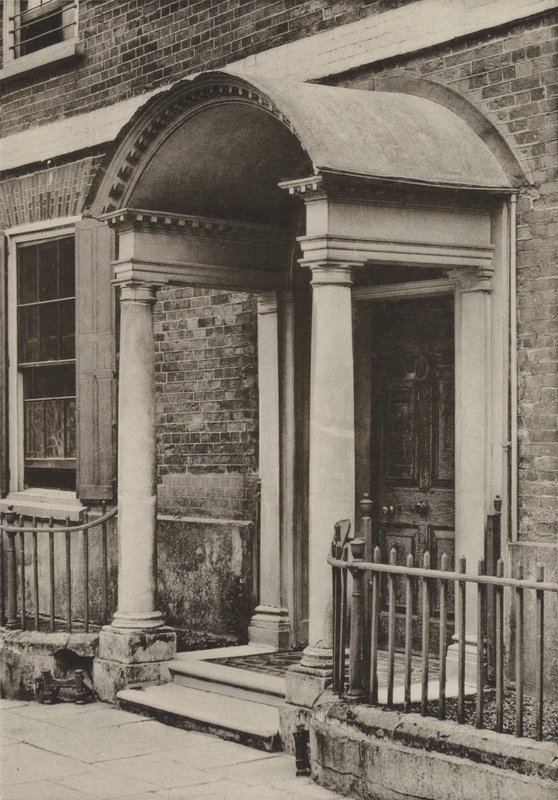 Doorway, The Close, Salisbury, Wilts (zdjęcie czarno-białe) autorstwa William Galsworthy Davie