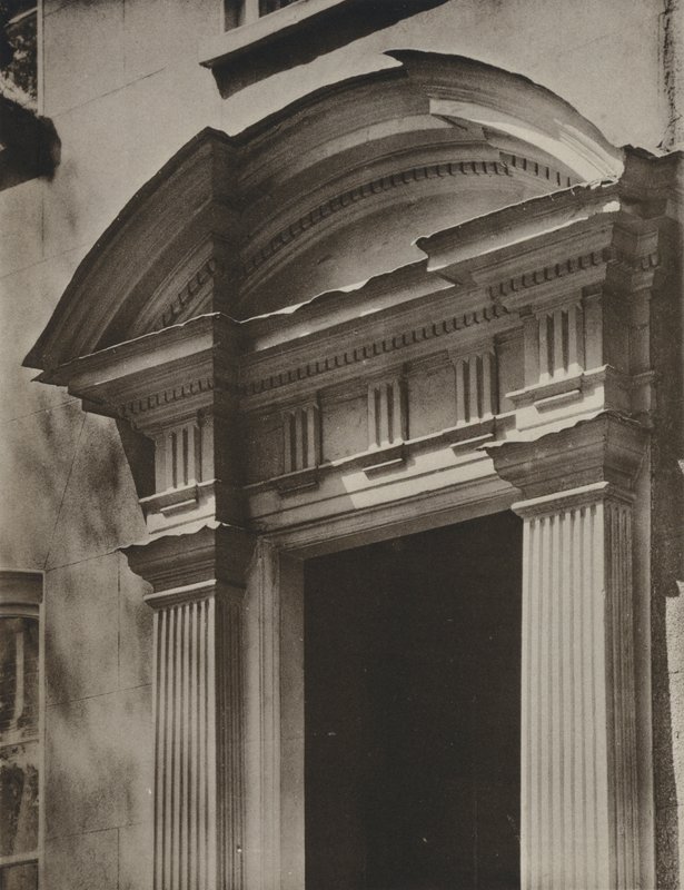 Doorway, The Conservative Club, Lewisham (zdjęcie czarno-białe) autorstwa William Galsworthy Davie