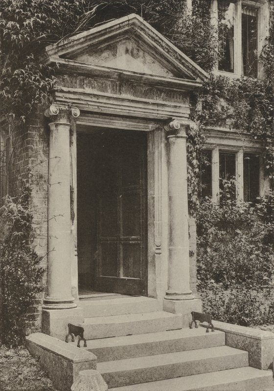 Doorway, Dekanat, Battle, Sussex (zdjęcie czarno-białe) autorstwa William Galsworthy Davie