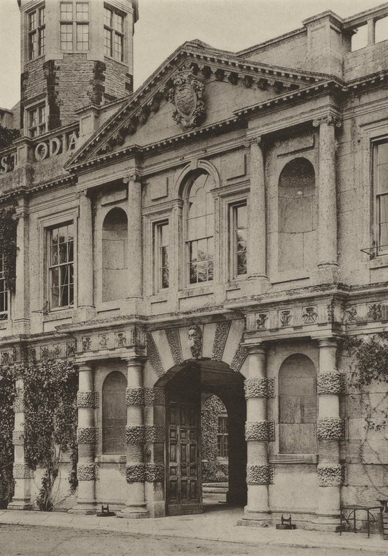Drzwi, Brama, Zamek Ashby, Northants (zdjęcie czarno-białe) autorstwa William Galsworthy Davie