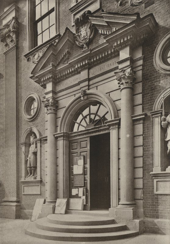 Doorway, The Guildhall, Worcester (zdjęcie czarno-białe) autorstwa William Galsworthy Davie