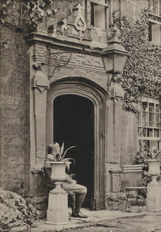 Doorway, The Lygon Arms, Broadway, Worcestershire (zdjęcie czarno-białe) autorstwa William Galsworthy Davie