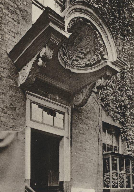 Doorway, The Manor House, Bermondsey, Londyn (zdjęcie czarno-białe) autorstwa William Galsworthy Davie