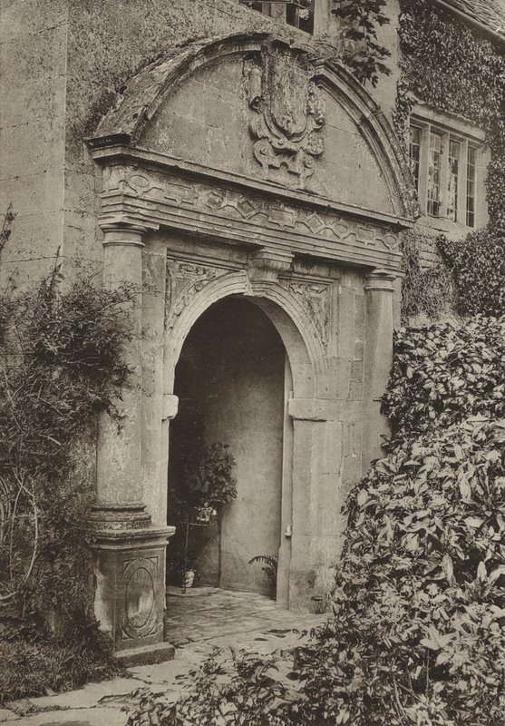 Doorway, The Manor, Upper Swell, Gloucestershire (zdjęcie czarno-białe) autorstwa William Galsworthy Davie