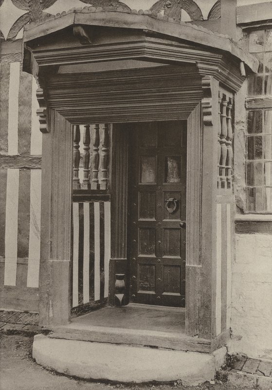 Doorway, The Middle House, Mayfield, Sussex (zdjęcie czarno-białe) autorstwa William Galsworthy Davie