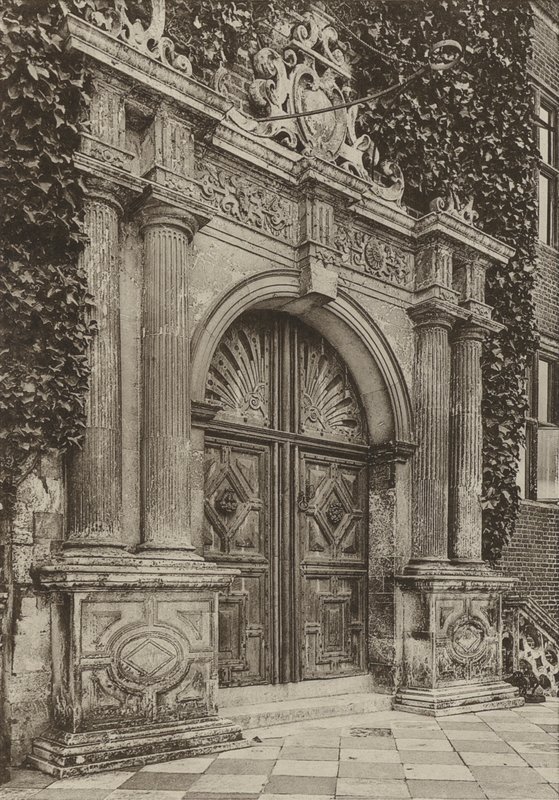 Doorway, The North Doorway, Hatfield House, Herts (zdjęcie czarno-białe) autorstwa William Galsworthy Davie