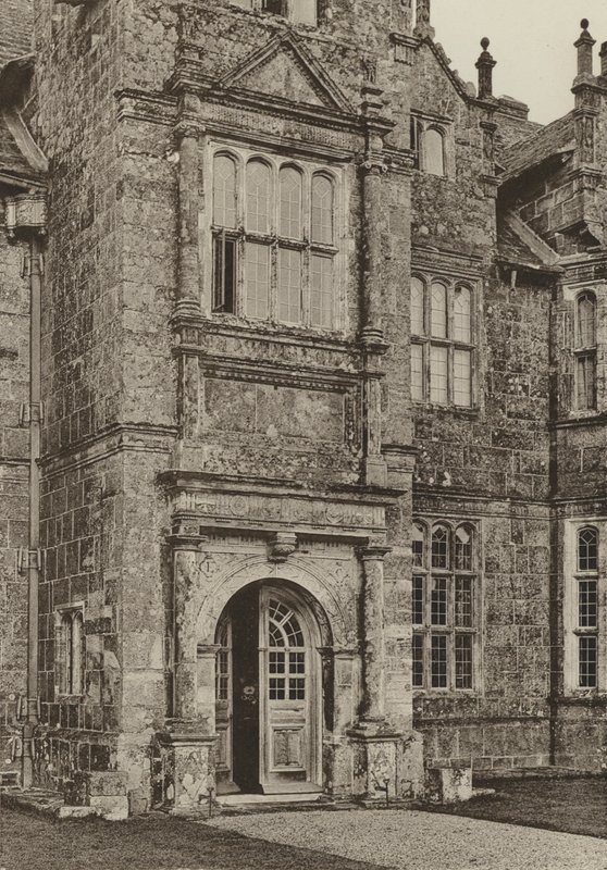 Doorway, The South Doorway, Wakehurst Place, Sussex (zdjęcie czarno-białe) autorstwa William Galsworthy Davie