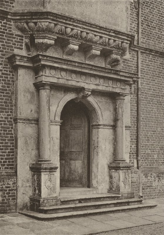 Drzwi, skrzydło południowe, Cobham Hall (zdjęcie czarno-białe) autorstwa William Galsworthy Davie