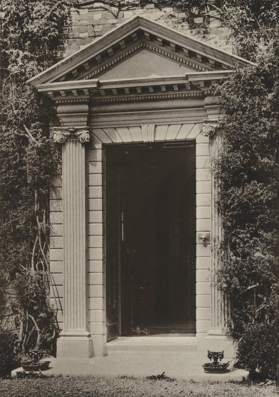 Doorway, The Vicarage, Hailsham, Sussex (zdjęcie czarno-białe) autorstwa William Galsworthy Davie