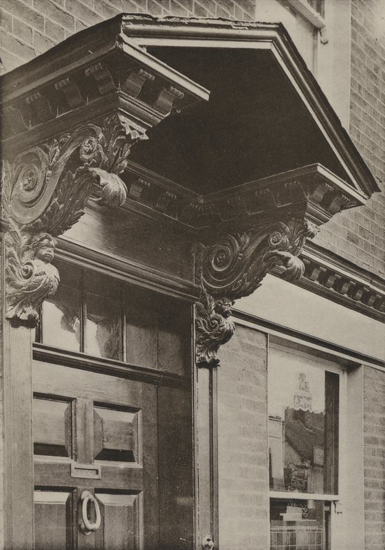 Drzwi, Uxbridge, Middlesex (zdjęcie czarno-białe) autorstwa William Galsworthy Davie
