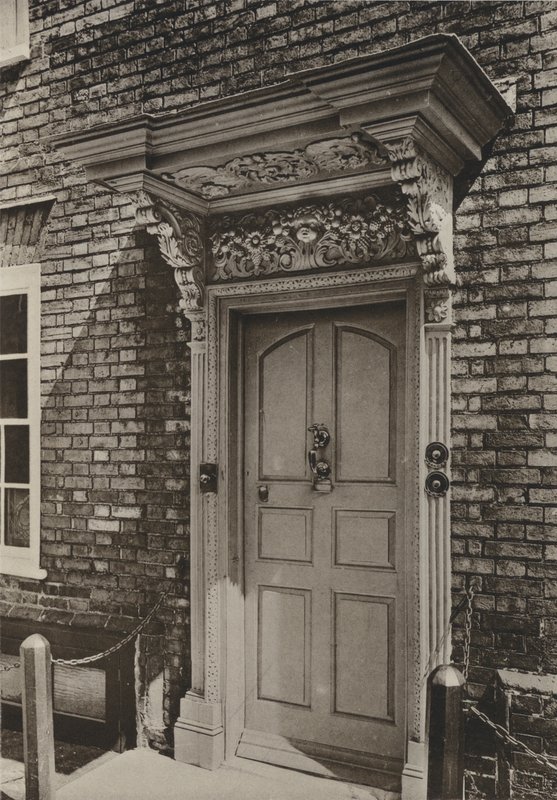 Doorway, West Street, Rye, Sussex (zdjęcie czarno-białe) autorstwa William Galsworthy Davie