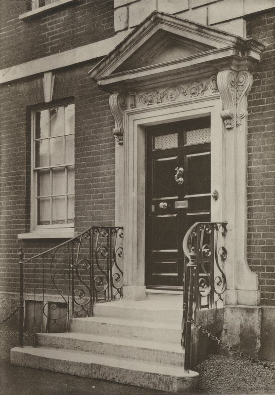 Drzwi, Wimborne, Dorset (zdjęcie czarno-białe) autorstwa William Galsworthy Davie