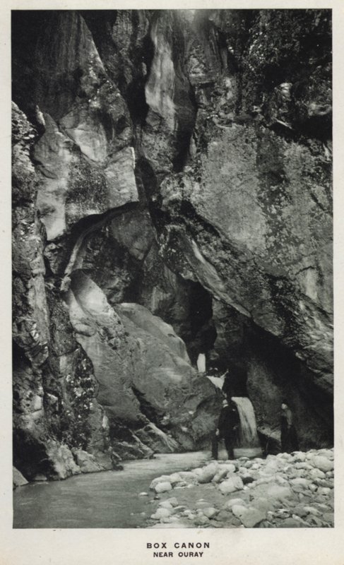 Kaniony Kolorado: Box Canon, w pobliżu Ouray (zdjęcie czarno-białe) autorstwa William Henry Jackson