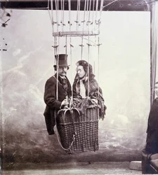 Fotograficzny portret fotografa i pilota aerostatu Felixa Tournachona dit Nadara (1820-1910) i jego żony pozujących w koszu balonów