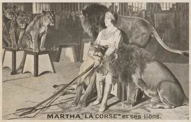 Martha "La Corse" i jej lwy (zdjęcie czarno-białe)