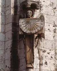Sztuka gotycka: „”Reprezentacja anioła na tarczy” Rzeźba z XX w. po oryginale z XVI w. zachowana w krypcie, południowo-zachodni narożnik bazyliki Notre Dame de Chartres (Eure et Loir) (anioł z zegarem słonecznym) , katedra N