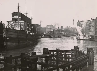 Widok na most Rush St. Bridge i fabrykę mydła Kirksa, 1894 r.