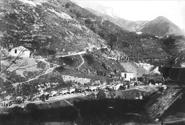 Widok na „poggio” (pagórek, kopiec) w Alpach Apuańskich, czyli miejsce w dolinie kamieniołomów, gdzie ładunek marmuru uwalnia się z lin i ładuje na wozy ciągnięte przez woły