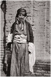 Członek plemienia kurdyjskiego z południowego Kurdystanu, Irak, 1925.