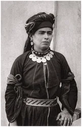 Kurdyjska dama w najlepszym stroju, Irak, 1925