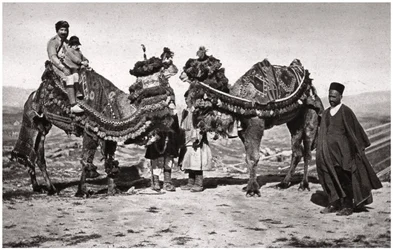 Pielgrzymi z wielbłądami w drodze do Karbali, Irak, 1925