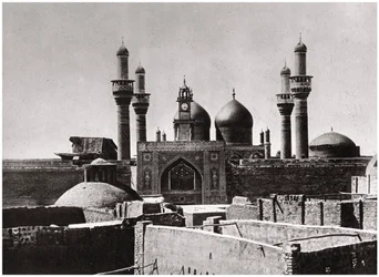 Złote kopuły i minarety meczetu al-Kadhimiya, Bagdad, Irak, 1925