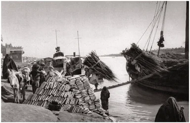 Rozładunek ładunku z łodzi, Muhaila, Bagdad, Irak, 1925.