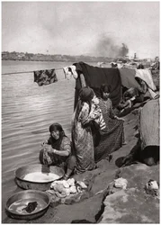 Praczki nad brzegiem Tygrysu, Bagdad, Irak, 1925