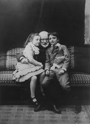 Victor Hugo (1802-85) i jego wnuki Georges i Jeanne, 1881
