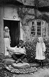 Mężczyzna czytający The Daily Mail, Shropshire, ok. 1922 r.