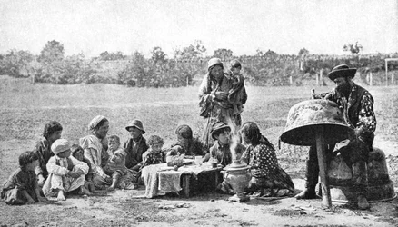 Cyganie naprawiają kocioł rodzinny, Węgry, 1922.