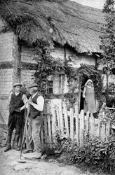 Dwaj mężczyźni rozmawiający przed domkiem, niedaleko Lucton w Herefordshire, około 1922