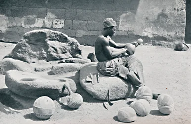 Joruba grawerujący gliniane miseczki i dzbany na wodę, zaplecze Lagos, południowa Nigeria, 1912