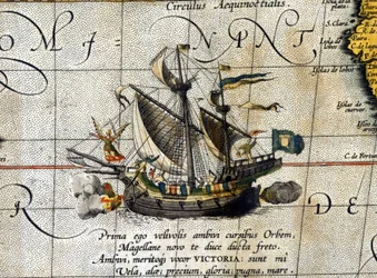 Łódź Magellana „Victoria”, która przepłynęła Ocean Spokojny, została przedstawiona w atlasie holenderskim Abrahama Orteliusa (1580).