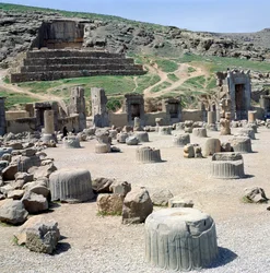 Sala Stu Kolumn z grobowcem Artakserksesa II lub Artakserksesa III w tle