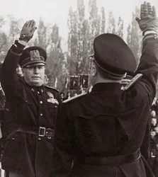 Benito Mussolini honoruje faszystowskiego urzędnika salutem (zdjęcie czarno-białe)