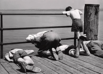 Zajęty wędkowaniem, Włochy, ok. 1950-60 (odbitka żelatynowo-srebrowa)