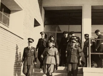Inauguracja budynków Królewskiego Lotniska „Fausto Pesci” w Bolonii, wybudowanych przez firmę Mauro Toschi fu Ulisse, w obecności Duce Benito Mussoliniego, 24.10.1936 (zdjęcie czarno-białe)