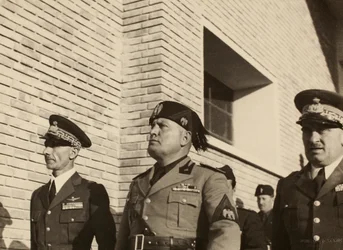 Inauguracja budynków Królewskiego Lotniska „Fausto Pesci” w Bolonii, wybudowanych przez firmę Mauro Toschi fu Ulisse, w obecności Duce Benito Mussoliniego, 24.10.1936 (zdjęcie czarno-białe)
