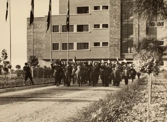 Inauguracja budynków Królewskiego Lotniska „Fausto Pesci” w Bolonii, wybudowanych przez firmę Mauro Toschi fu Ulisse, w obecności Duce Benito Mussoliniego, 24.10.1936 (zdjęcie czarno-białe)