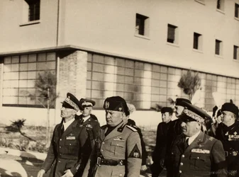 Inauguracja budynków Królewskiego Lotniska „Fausto Pesci” w Bolonii, wybudowanych przez firmę Mauro Toschi fu Ulisse, w obecności Duce Benito Mussoliniego, 24.10.1936 (zdjęcie czarno-białe)