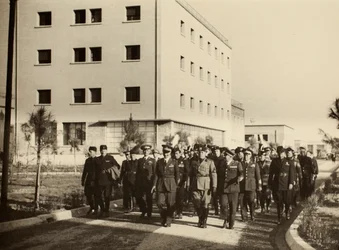 Inauguracja budynków Królewskiego Lotniska „Fausto Pesci” w Bolonii, wybudowanych przez firmę Mauro Toschi fu Ulisse, w obecności Duce Benito Mussoliniego, 24.10.1936 (zdjęcie czarno-białe)