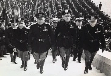 Mussolini na paradzie wojskowej (zdjęcie czarno-białe)