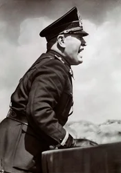 Mussolini wygłasza przemówienie (zdjęcie czarno-białe)
