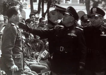 Mussolini pozdrawiający żołnierza (zdjęcie czarno-białe)