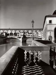 Ponte Vecchio, Florencja, Włochy, ok. 1955 (zdjęcie czarno-białe)