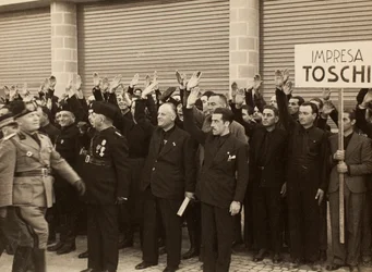Robotnicy budowlani firmy Mauro Toschi fu Ulisse pozdrawiają Duce Benito Mussoliniego podczas inauguracji budynków Królewskiego Portu Lotniczego „Fausto Fish” w Bolonii, 24/10/1936