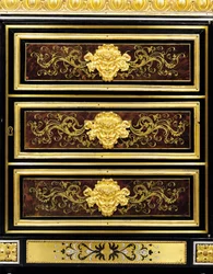 Szczegół szafki bocznej z intarsją Boulle z późnego Ludwika XVI na ormolu