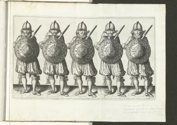 Ćwiczenie Tarcza i Kolce: Pięciu Żołnierzy Stojących Obok Rapieru w Prawej Ręce i Tarczy Z Przodu Klatki Piersiowej (nr 32), 1618 Nassausche Wapen-Handelinge, van Schilt, Spies, Rappier andde Targe : przedstawiony beyde figuerlick