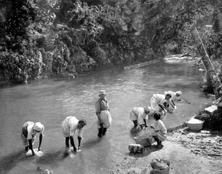 Kobiety piorące ubrania w rzece, Port Antonio, Jamajka, ok. 1905 r.